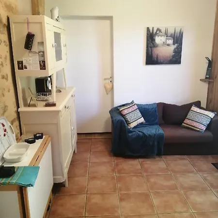 Holli - Charming 2 Bedrooms With Terrace.